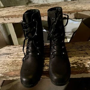SOREL Emelie Conquest Waterproof Boot. NEW, Worn once. Black Size 8